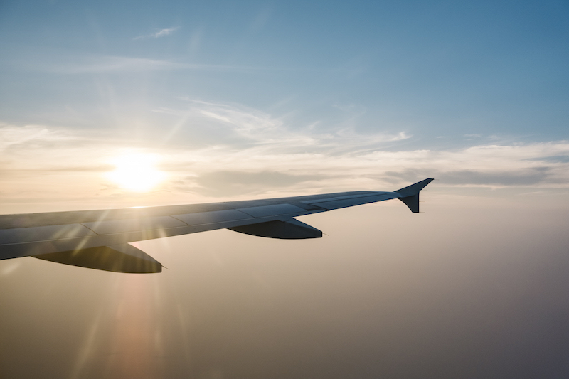 機内でのネット接続は、航空会社提供のWi-Fiサービスのみ利用可能